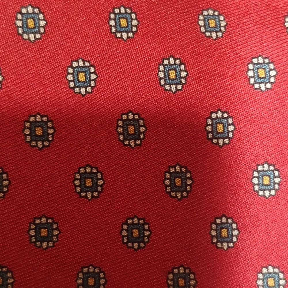 Classic Red Floral Men's Tie. All silk. - Picture 6 of 6